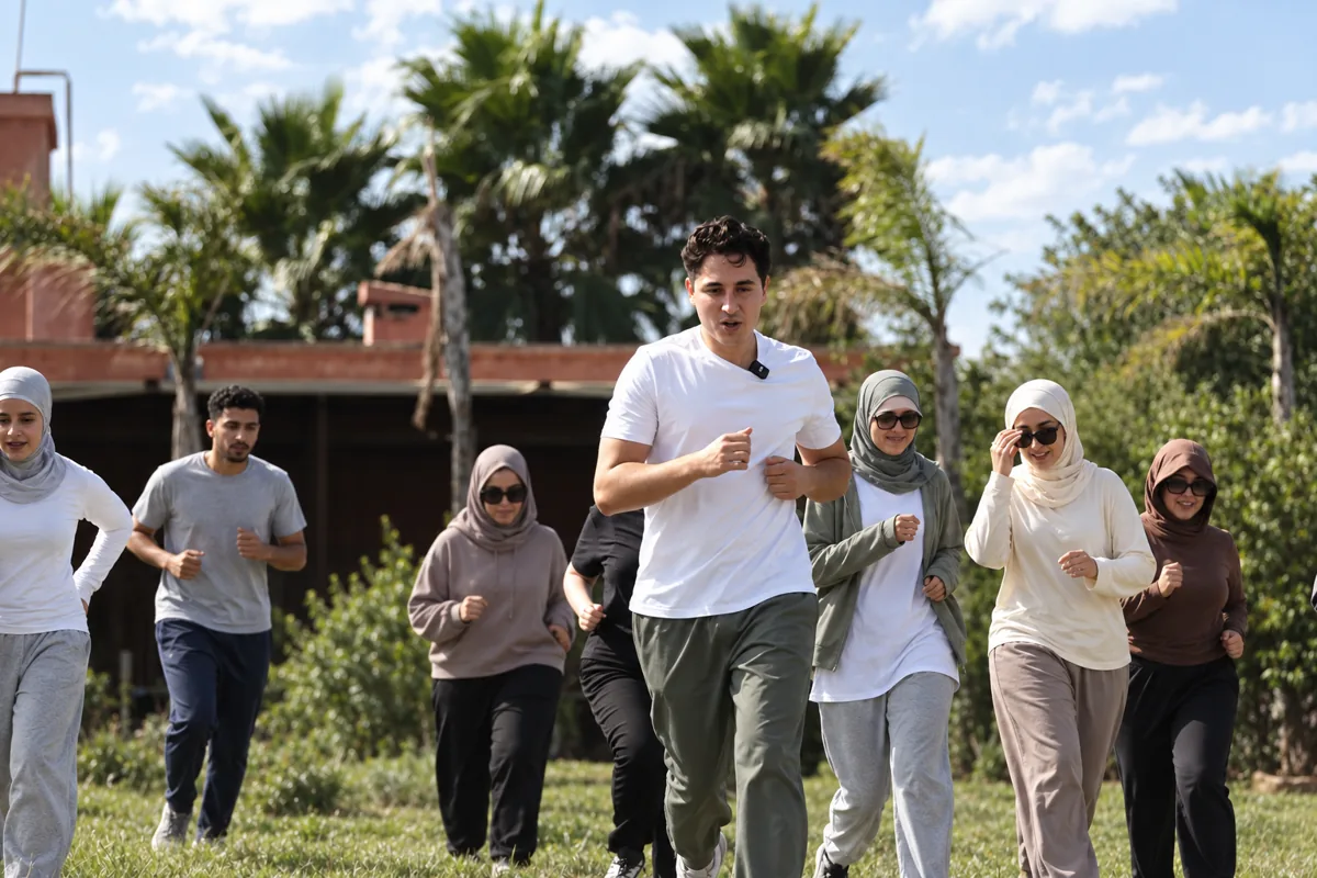 Le coach et un groupe en mouvement au jardin, composition avec un participant généré